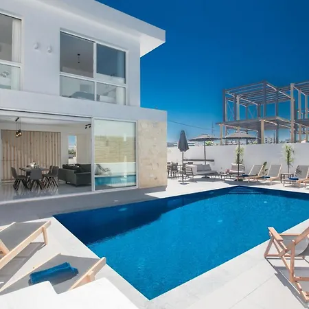 The Ultimate 5 Star Holiday In With Private Pool And Close To The Beach 1546 Willa *