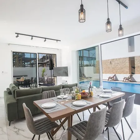 The Ultimate 5 Star Holiday In With Private Pool And Close To The Beach 1546 *